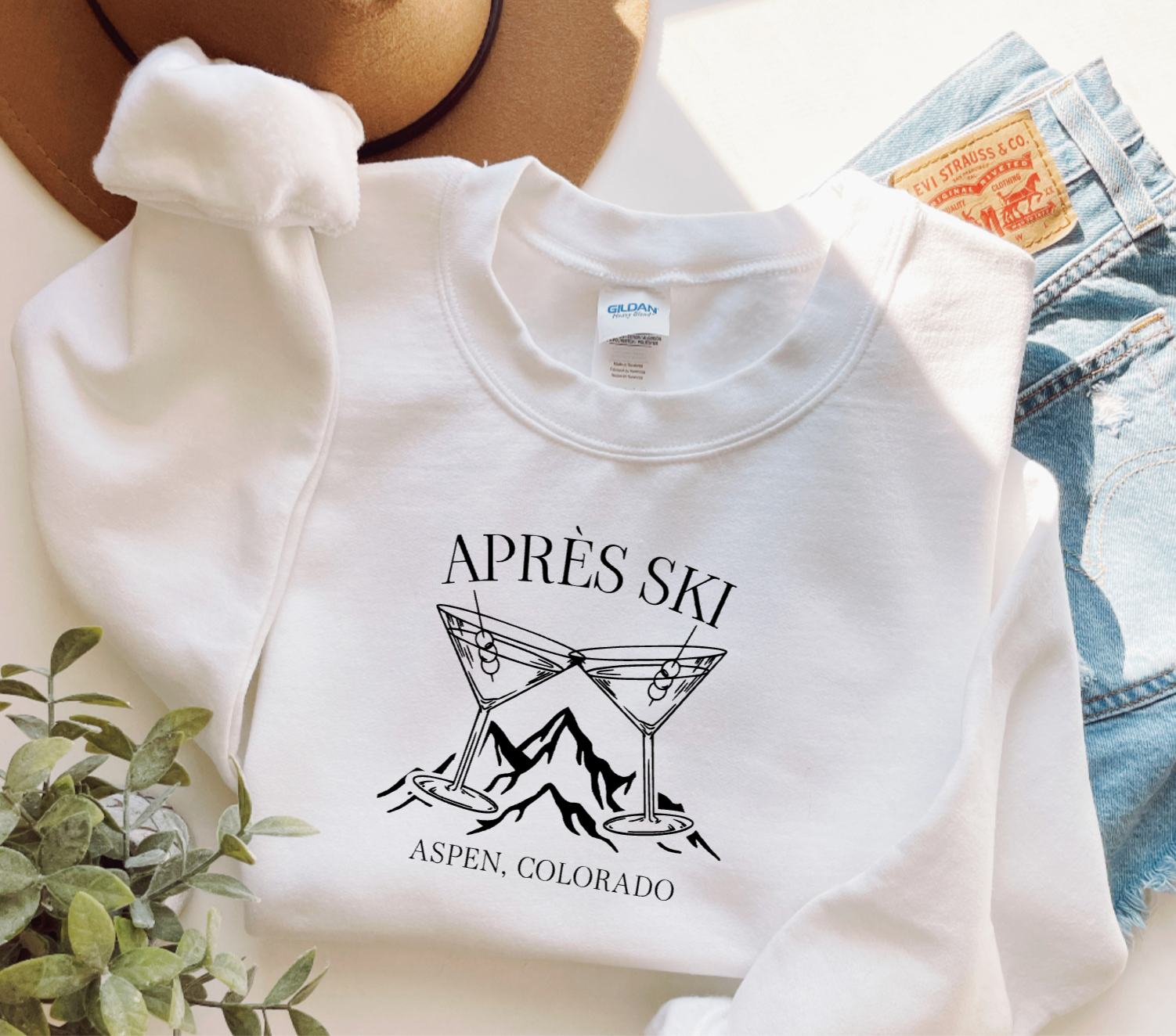 Apres Ski Aspen Colorado White Winter Skiing Crewneck